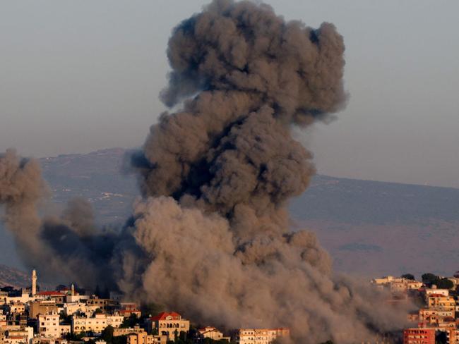 TOPSHOT - Black smoke billows following an Israeli air strike that targeted a house in the southern Lebanese village of Khiam near the Lebanese-Israeli border on June 21, 2024, amid ongoing cross-border clashes between Israeli troops and Hezbollah fighters. UN Secretary-General Antonio Guterres warned on June 21, that fighting between Israel and Hezbollah must not turn Lebanon into "another Gaza." (Photo by Rabih DAHER / AFP)