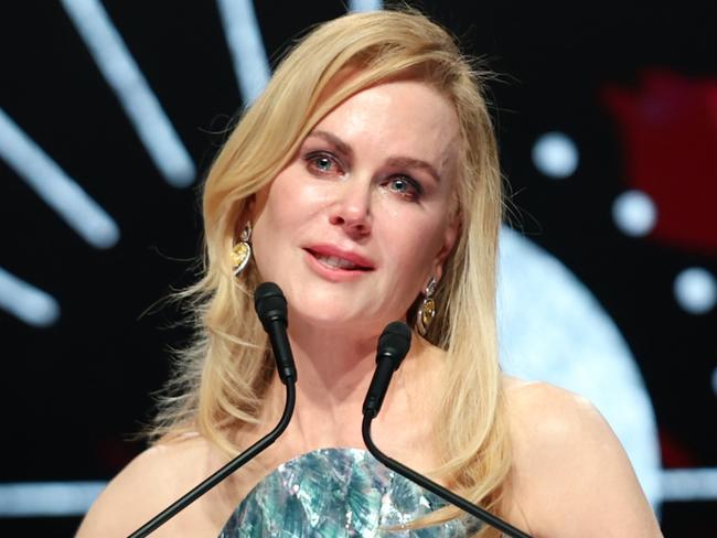 PALM SPRINGS, CALIFORNIA - JANUARY 03: Nicole Kidman (R) accepts the International Star Award from Jamie Lee Curtis (L) onstage during the 36th Annual Palm Springs International Film Awards at Palm Springs Convention Center on January 03, 2025 in Palm Springs, California.  (Photo by Matt Winkelmeyer/Getty Images for Palm Springs International Film Society)