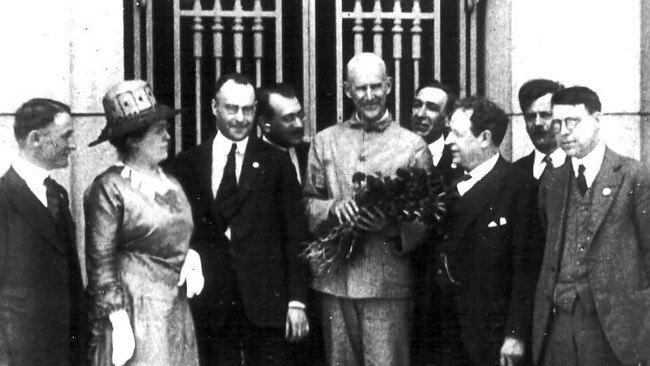 Eugene Victor Debs (C) receiving US Presidential nomination in 1920 from a Socialist Party delegation while he was imprisoned in Atlanta.