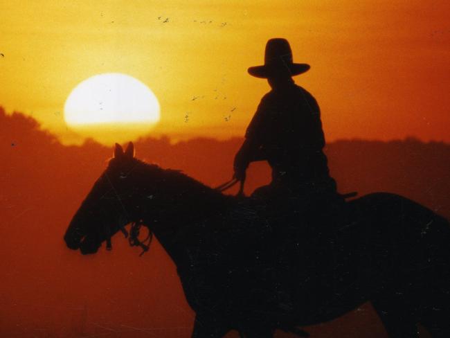 Sunrise during a cattle muster on Anna Creek station, SA, 03 Mar 1995.