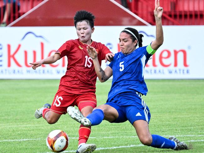 Vietnam's Nguyen Thi Bich Thuy (L) and Philippines' captain Hali Long (R). Picture: AFP