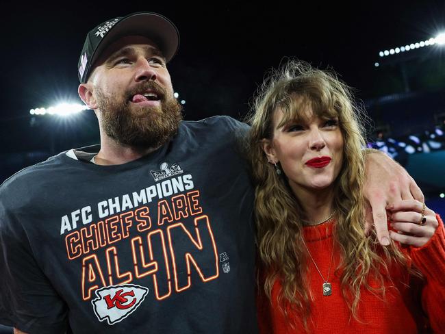 BALTIMORE, MARYLAND - JANUARY 28: Travis Kelce #87 of the Kansas City Chiefs (L) celebrates with Taylor Swift after defeating the Baltimore Ravens in the AFC Championship Game at M&T Bank Stadium on January 28, 2024 in Baltimore, Maryland.   Patrick Smith/Getty Images/AFP (Photo by Patrick Smith / GETTY IMAGES NORTH AMERICA / Getty Images via AFP)