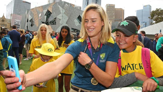 Ellyse Perry with a fan in Melbourne.