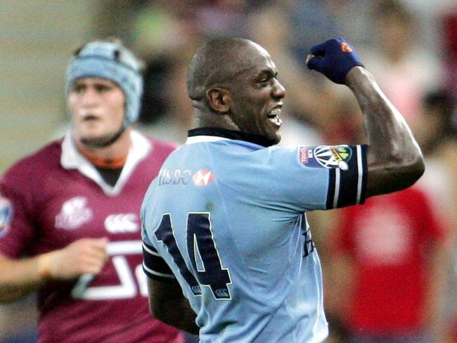 Wendell Sailor shows Reds fans how he feels in 2006. Picture: Michael Ross