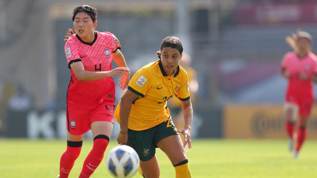 Sam Kerr of Australia and Shim Seo-yeon of South Korea compete for the ball. (Photo by Thananuwat Srirasant/Getty Images)