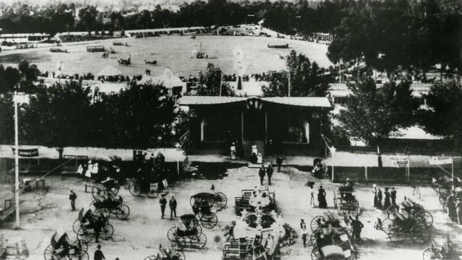 1899 — Horse-drawn carriages gathered at the Jubilee Oval on North Terrace, for the Royal Show.