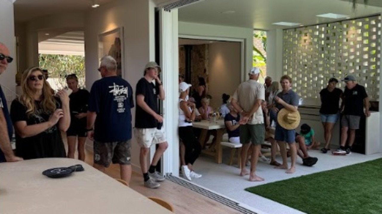 More than 100 people assembled to watch tennis legend Lleyton Hewitt and his actress wife Bec’s coastal mansion go to auction at 12.30pm today, but it was cancelled at the last minute