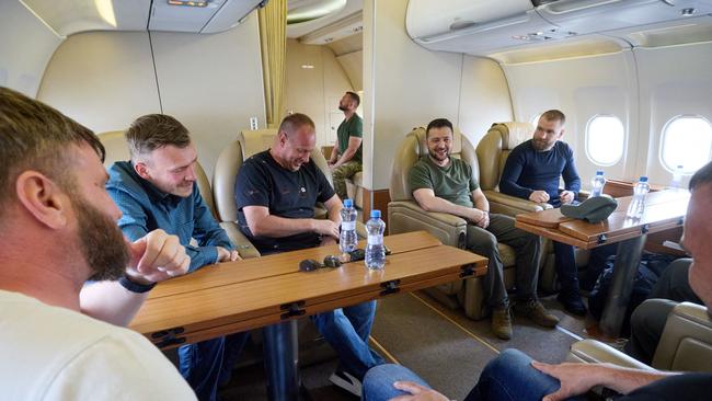 Volodymyr Zelensky (2R) on a plane with commanders of defenders of the Azovstal steel plant. Picture: AFP.