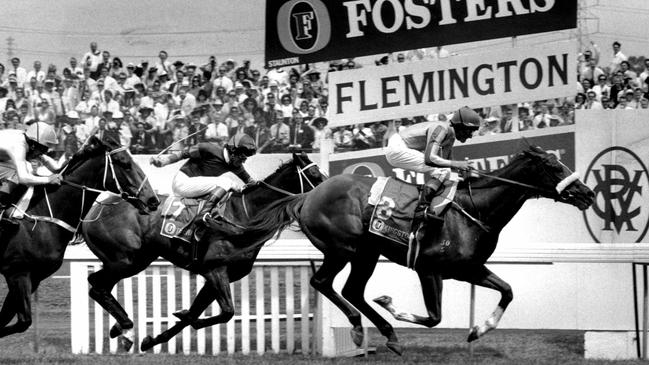 Kingston Rule wins the 1990 Melbourne Cup.