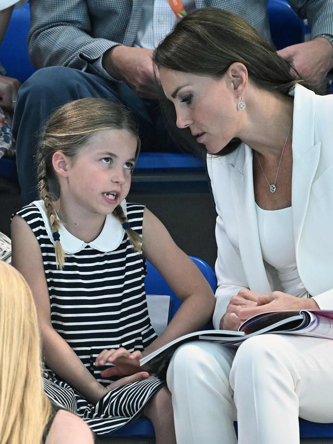 Britain's Princess Charlotte of Cambridge (L) and Britain's Catherine, Duchess of Cambridge watch the men's 1500m freestyle heats swimming event at the Sandwell Aquatics Centre, on day five of the Commonwealth Games in Birmingham, central England, on August 2, 2022. (Photo by Oli SCARFF / AFP)