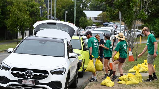 Volunteers help load sandbags into residents' cars. Photo: Albert Perez.