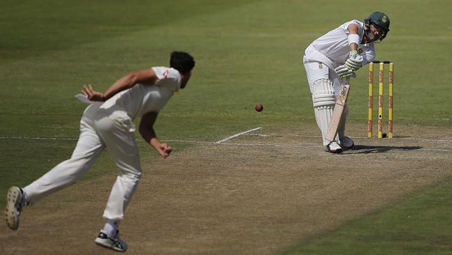 Mitchell Starc delivers to South African opener Dean Elgar. Picture: AFP