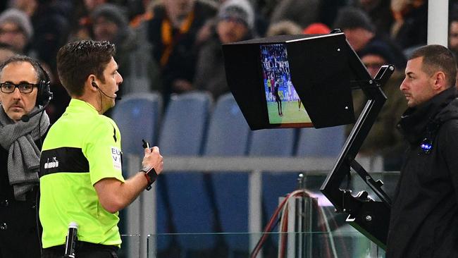 Referee Gianluca Rocchi checks the Video assistant referee (VAR). / AFP PHOTO / Vincenzo PINTO