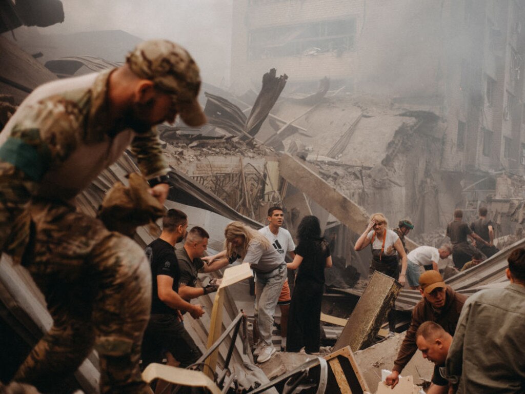 People search for survivors after a bomb hits Ria Pizza. (Photo by Wojciech Grzedzinski/Anadolu Agency via Getty Images)