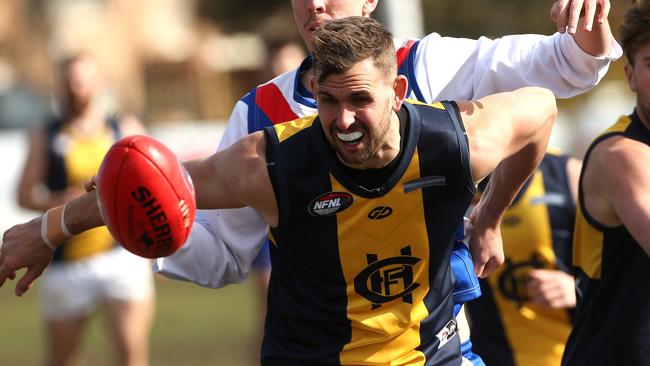 Jamie Smith holds off Matthew Harman. Picture: Hamish Blair