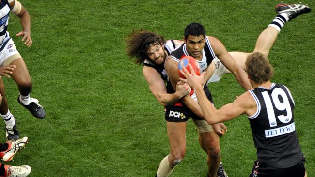 Max Rooke tackles Raph Clarke in the 2009 grand final.