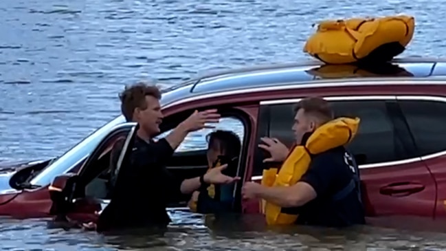 Rescue after car into Lake Weeroona