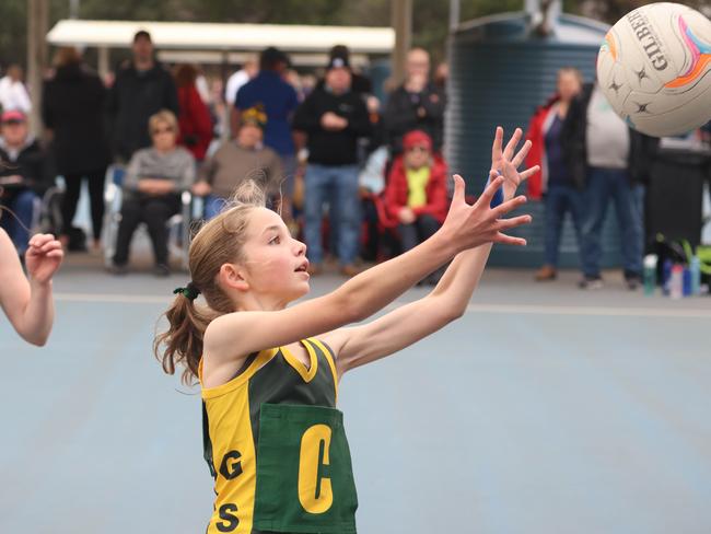 ADV NEWS Netball SA Country Championships. Mid Hills 1 v Western Eyre under-15 (Pictures/Russell Millard