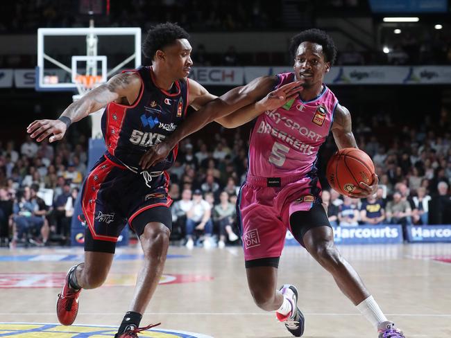 Brown Jr (R) won his match-up against Randall who could only manage 11 points on the night. Picture: Sarah Reed/Getty Images