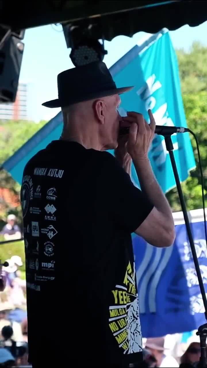 Peter Garrett performs at Rising Tide protest