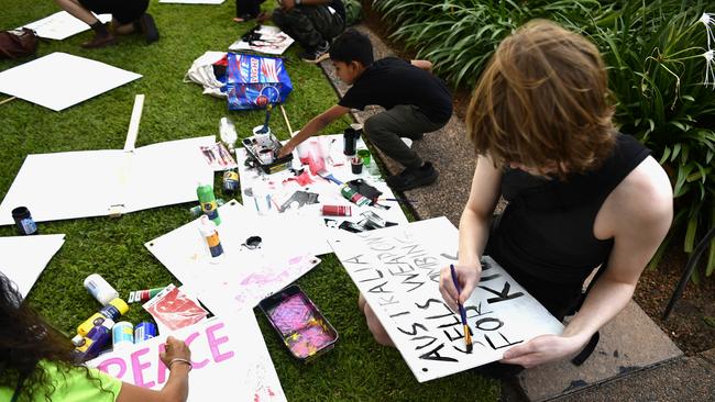 Hundreds of Territorians attended a pro-Palestine protest outside of the NT Parliament house on Friday October 27 calling for a ceasefire 20-days into the Gaza conflict.