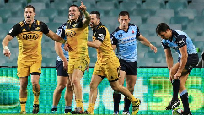 The Waratahs blew a golden opportunity of making the Super Rugby finals by crashing to defeat against the Hurricanes.