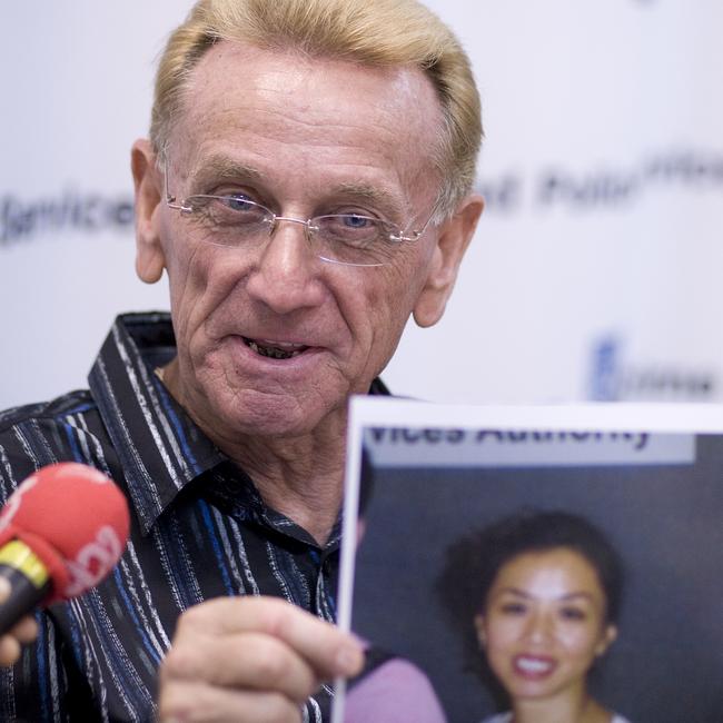 Klaus Andres with a photo of Li Ping Cao.