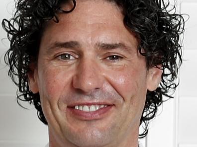 Colin Fassnidge with his daughters Lily and Maeve.Colin Fassnidge is posting online cooking videos on social media, providing recipes and cooking tips to help Australians stuck at home during the COVID-19 pandemic. (Photo by Don Arnold/Getty Images)