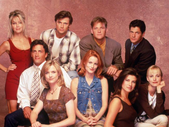 ** FILE ** This 1995 photo shows the cast of |Melrose Place|, from top left; Heather Locklear, Grant Show, Doug Savant and Thomas Calabro. Seated from left; Andrew Shue, Courtney Thorne-Smith, Laura Leighton, Daphne Zuniga and Josie Bissett. Having done well with a remake of |Beverly Hills 90210| this season, the CW network is considering a remake of that show's spinoff, |Melrose Place.| (AP Photo)