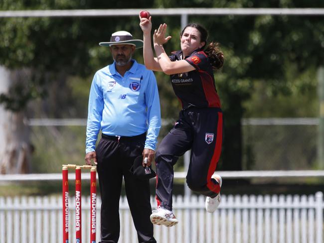 Lara Jenns finds her stride for the Bears. Picture Warren Gannon Photography