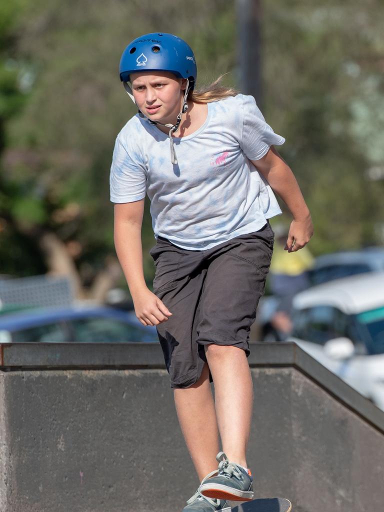 Faith Finlay pictured competing at Berowra skate park at the skate, scooter and BMX battle royale. (AAP IMAGE / MONIQUE HARMER)