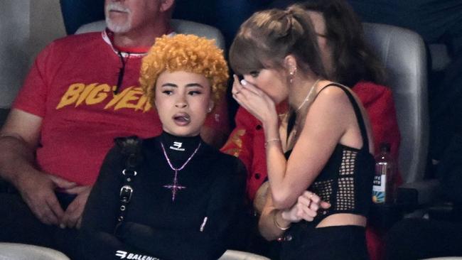 US singer-songwriter Taylor Swift (R) speaks to US rapper Ice Spice during the Super Bowl. Picture: Patrick T. Fallon