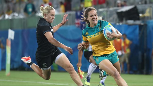 RIO DE JANEIRO, BRAZIL - AUGUST 08:  Evania Pelite  of Australia scores a try against Kelly Brazier of New Zealand during the Women's Gold Medal Rugby Sevens match between Australia and New Zealand on Day 3 of the Rio 2016 Olympic Games at the Deodoro Stadium on August 8, 2016 in Rio de Janeiro, Brazil.  (Photo by Alexander Hassenstein/Getty Images)