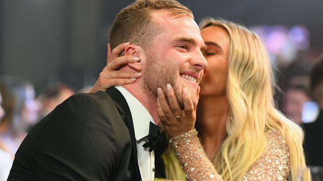 Tom Mitchell gets a kiss from girlfriend Hannah Davis after winning the 2018 Brownlow Medal.