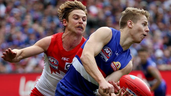 Lachie Hunter gets a handpass away in his side’s 2016 grand final win. Picture: Colleen Petch.