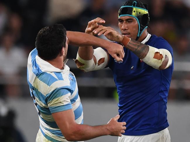 France's lock Sebastien Vahaamahina argues with Argentina's flanker Pablo Matera.