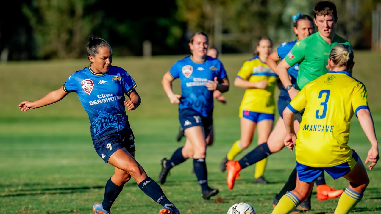 Thunder midfielder Jess Fry fires off a pass. Picture: DSL Photography