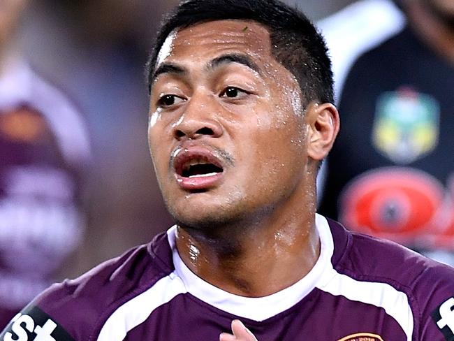 BRISBANE, AUSTRALIA - JULY 20: Anthony Milford of the Broncos passes the ball during the round 19 NRL match between the Brisbane Broncos and the Penrith Panthers at Suncorp Stadium on July 20, 2018 in Brisbane, Australia.  (Photo by Bradley Kanaris/Getty Images)