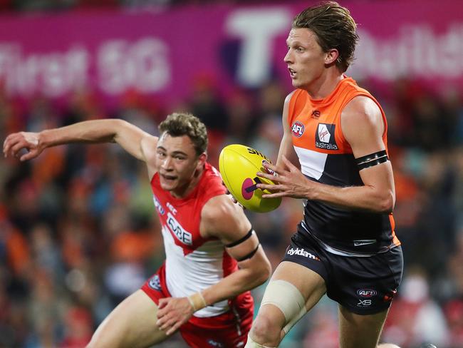 Giants Lachie Whitfield breaks clear of Sydney's Will Hayward during AFL Elimination Final between the Sydney Swans and GWS Giants at the SCG. Picture. Phil Hillyard