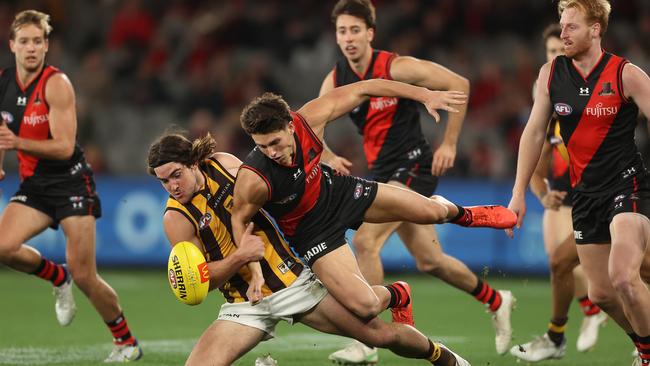 Archie Perkins and Jai Newcombe compete for the ball on Saturday night. Picture: Robert Cianflone/Getty Images)