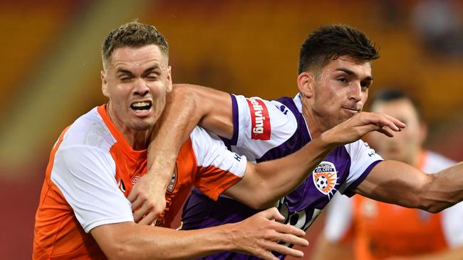 Thomas Kristensen (left) of the Roar takes on Brandon Wilson (right) of the Glory during the round 12 A-League match between the Brisbane Roar and Perth Glory at Suncorp Stadium in Brisbane, Thursday, December 21, 2017. (AAP Image/Darren England) NO ARCHIVING, EDITORIAL USE ONLY.