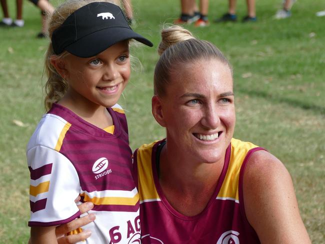 Lulu Vea Vea with NRLW star Ali Brigginshaw at the 6 Again Clinic in Rockhampton.