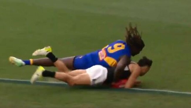 Nic Naitanui tackles Karl Amon.