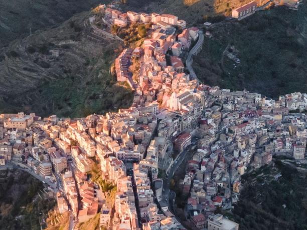 ONE TIME WEB USE ONLY - FEES APPLY - MUST DOWNLOAD FROM ALAMY FOR ANY OTHER USE - 2PGNGD5 Italy, Sicily, Centuripe, Aerial view of star shaped mountaintop town at duskPicture: Alamy