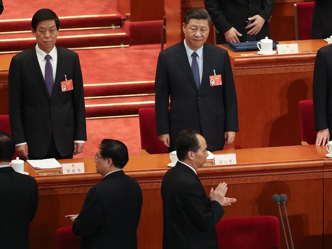 BEIJING, CHINA - MARCH 08:  Chinese President Xi Jinping (C), Chinese Premier Li Keqiang (R) and Chairman of the Standing Committee of the National People's Congress (NPC) Li Zhanshu (L) stand at the beginning of the second plenary meeting of the NPC at The Great Hall Of The People on March 8, 2019 in Beijing, China.  (Photo by Andrea Verdelli/Getty Images)