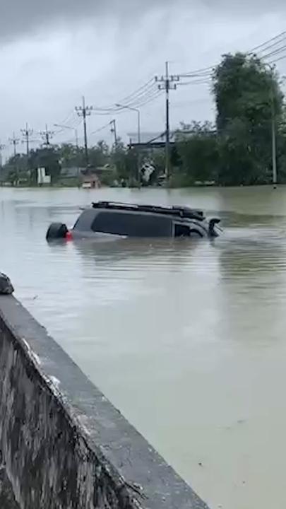 Australian tourist escapes drowning during floods in southern Thailand