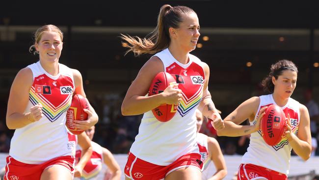 Chloe Molloy of the Swans runs out onto the ground during the round 10 AFLW match between Fremantle Dockers and Sydney Swans at Fremantle Oval, on November 05, 2023, in Perth, Australia. (Photo by James Worsfold/AFL Photos/Getty Images)