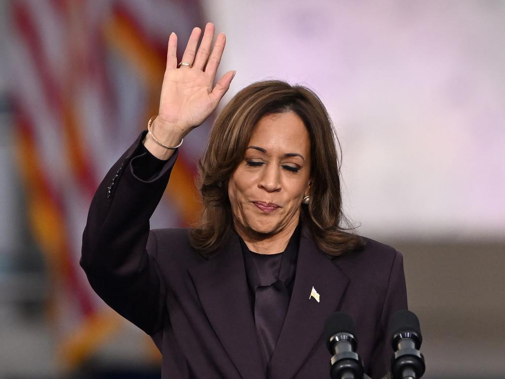 TOPSHOT - -- AFP PICTURES OF THE YEAR 2024 --  US Vice President Democratic presidential candidate Kamala Harris waves at supporters at the end of her concession speech at Howard University in Washington, DC, on November 6, 2024.. Donald Trump won a sweeping victory on November 6, 2024 in the US presidential election, defeating Kamala Harris to complete an astonishing political comeback that sent shock waves around the world. (Photo by SAUL LOEB / AFP) / AFP PICTURES OF THE YEAR 2024