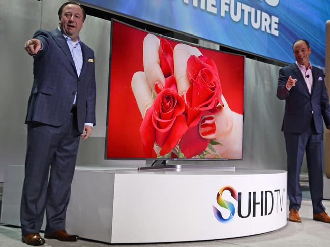 Joe Stinziano, (L), executive vice president, Samsung Electronics America and Tim Baxter, president and COO, Samsung Electronics America stand beside the new Samsung S UHD 4K TV at the Samsung press conference at the 2015 Consumer Electronics Show in Las Vegas, Nevada January 5, 2015. AFP PHOTO / ROBYN B