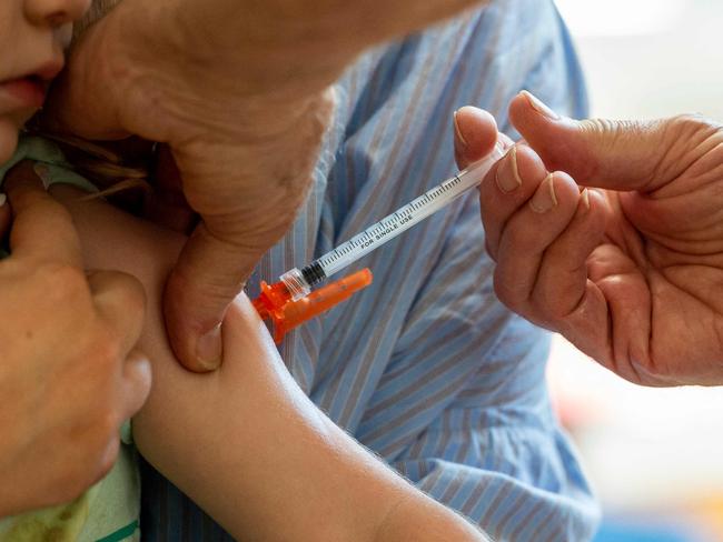 A young child receives a Moderna Covid-19 6 months to 5 years vaccination at Temple Beth Shalom in Needham, Massachusetts on June 21, 2022. - US health authorities on Saturday cleared the Pfizer and Moderna Covid-19 vaccines for children aged five and younger, in a move President Joe Biden greeted as a "monumental step" in the fight against the virus. (Photo by Joseph Prezioso / AFP)